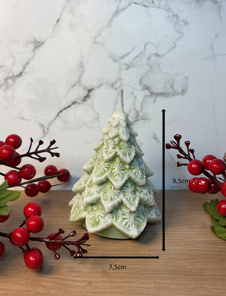 Handgemachte Standkerze Tannenbaum mit glitzerndem Schnee-Effekt, unparfümiert für stilvolle Winter-Tischdeko.