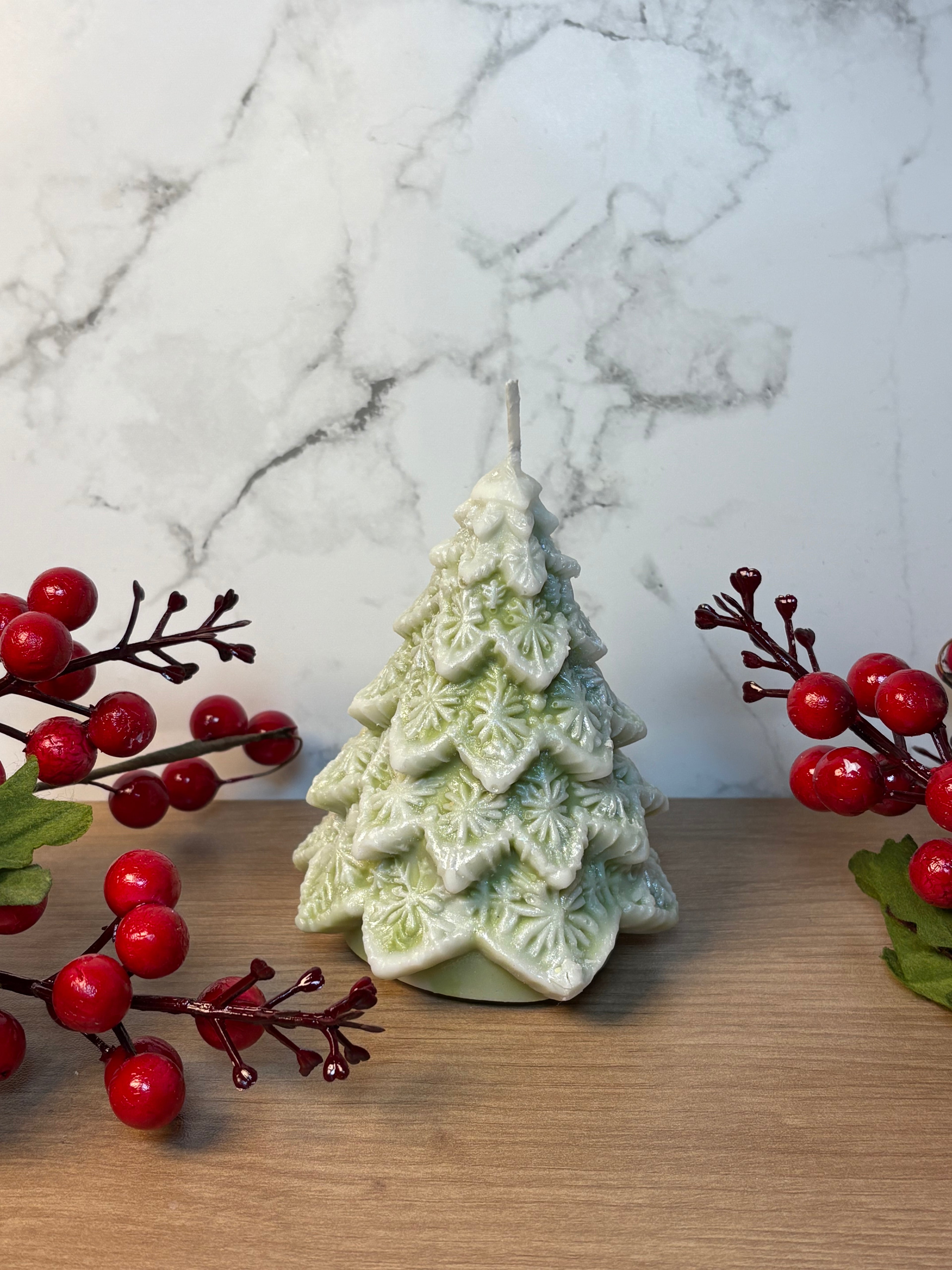 Handgemachte Standkerze Tannenbaum mit glitzerndem Schnee-Effekt, unparfümiert für stilvolle Winter-Tischdeko.