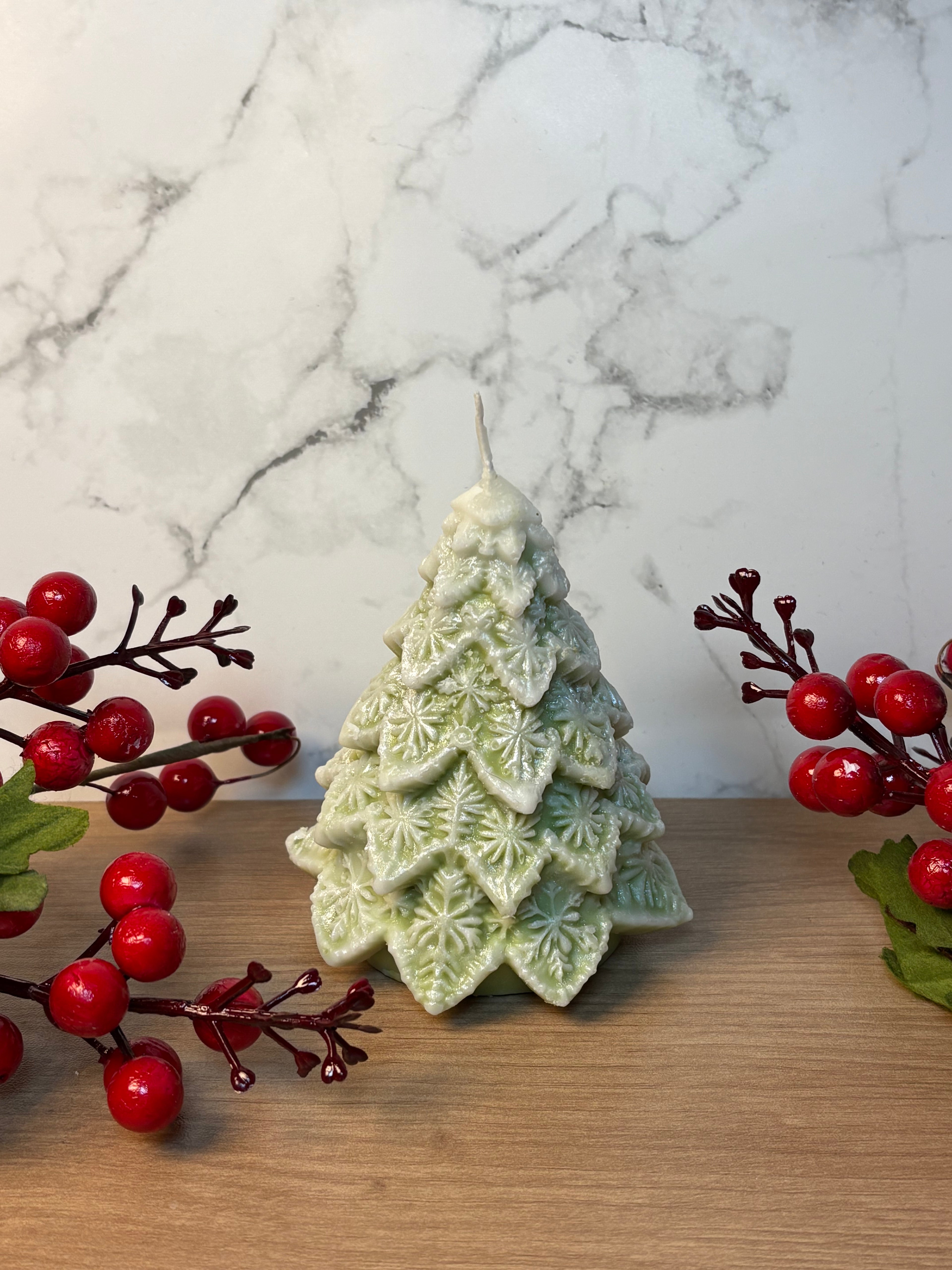 Handgemachte Standkerze Tannenbaum mit glitzerndem Schnee-Effekt, unparfümiert für stilvolle Winter-Tischdeko.