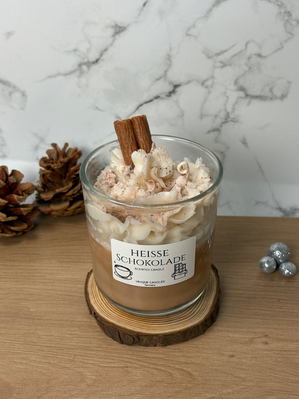 Handgemachte Dessertkerze "Heiße Schokolade" mit Hot Chocolate Duft, realistisch mit Sahne und Zimtstangen-Deko im Glas.