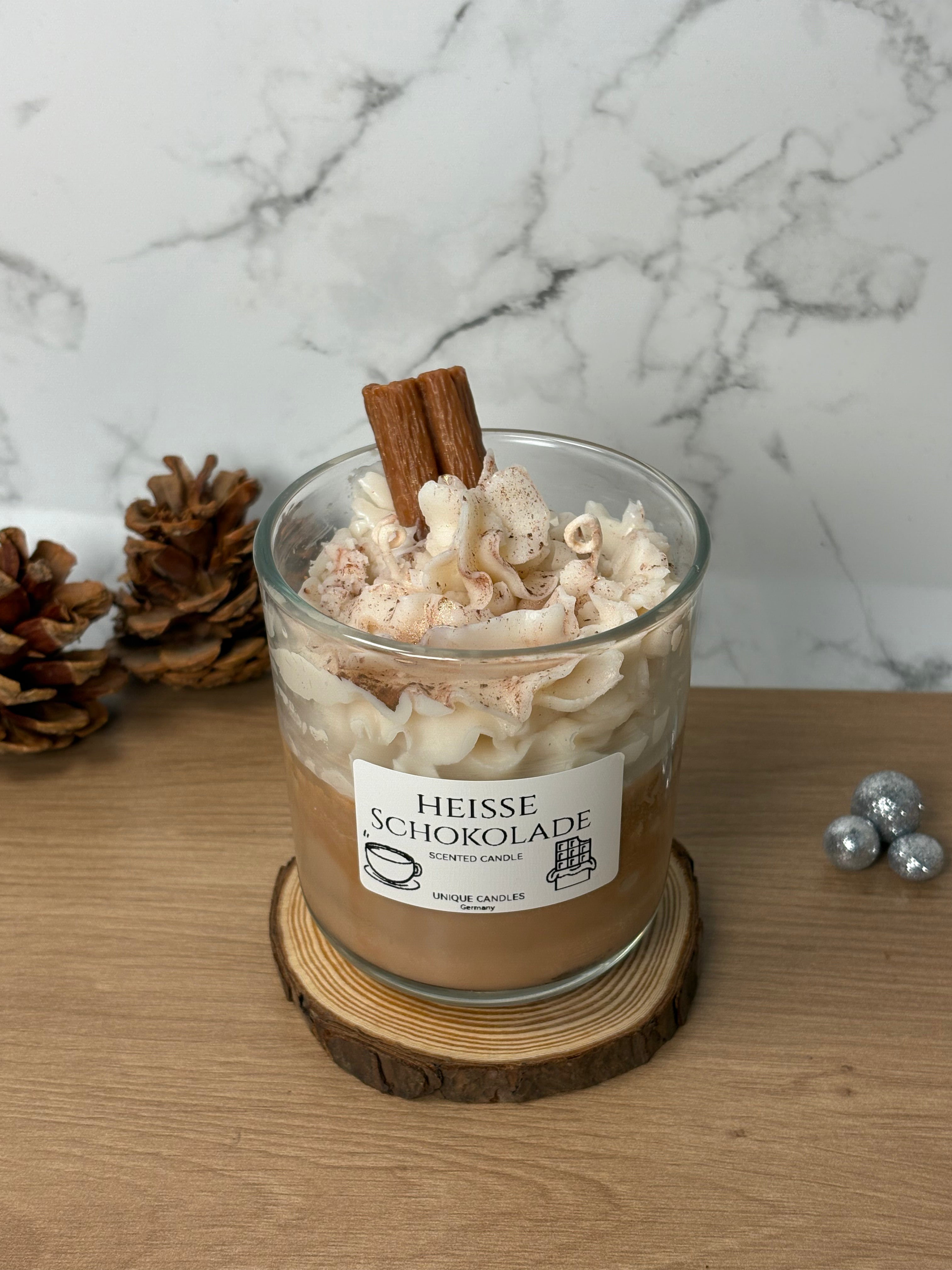 Handgemachte Dessertkerze "Heiße Schokolade" mit Hot Chocolate Duft, realistisch mit Sahne und Zimtstangen-Deko im Glas.