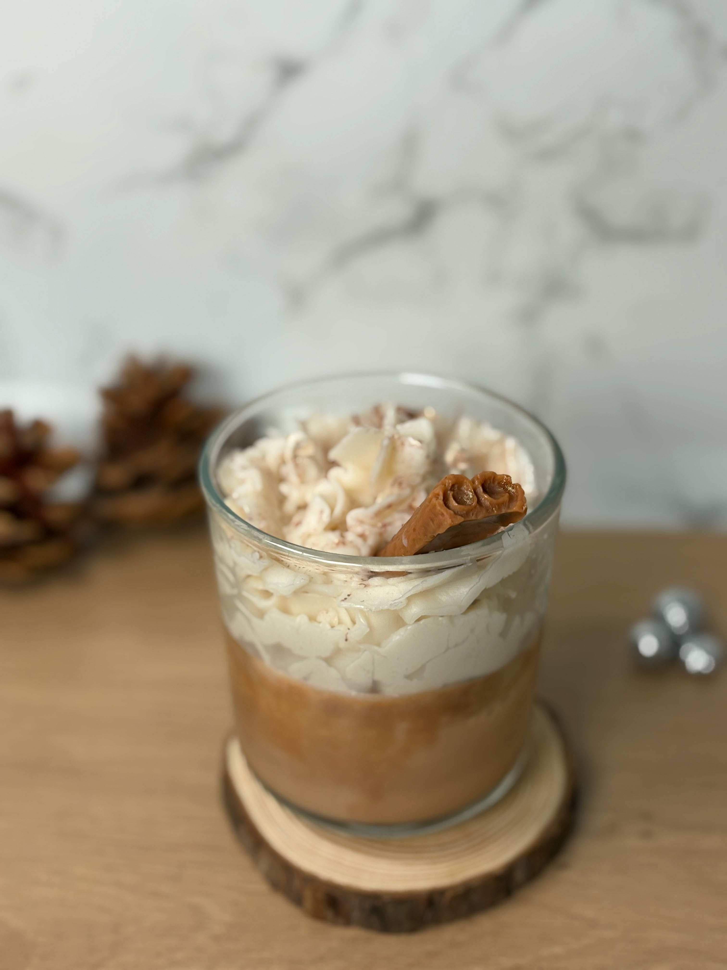 Handgemachte Dessertkerze "Heiße Schokolade" mit Hot Chocolate Duft, realistisch mit Sahne und Zimtstangen-Deko im Glas.