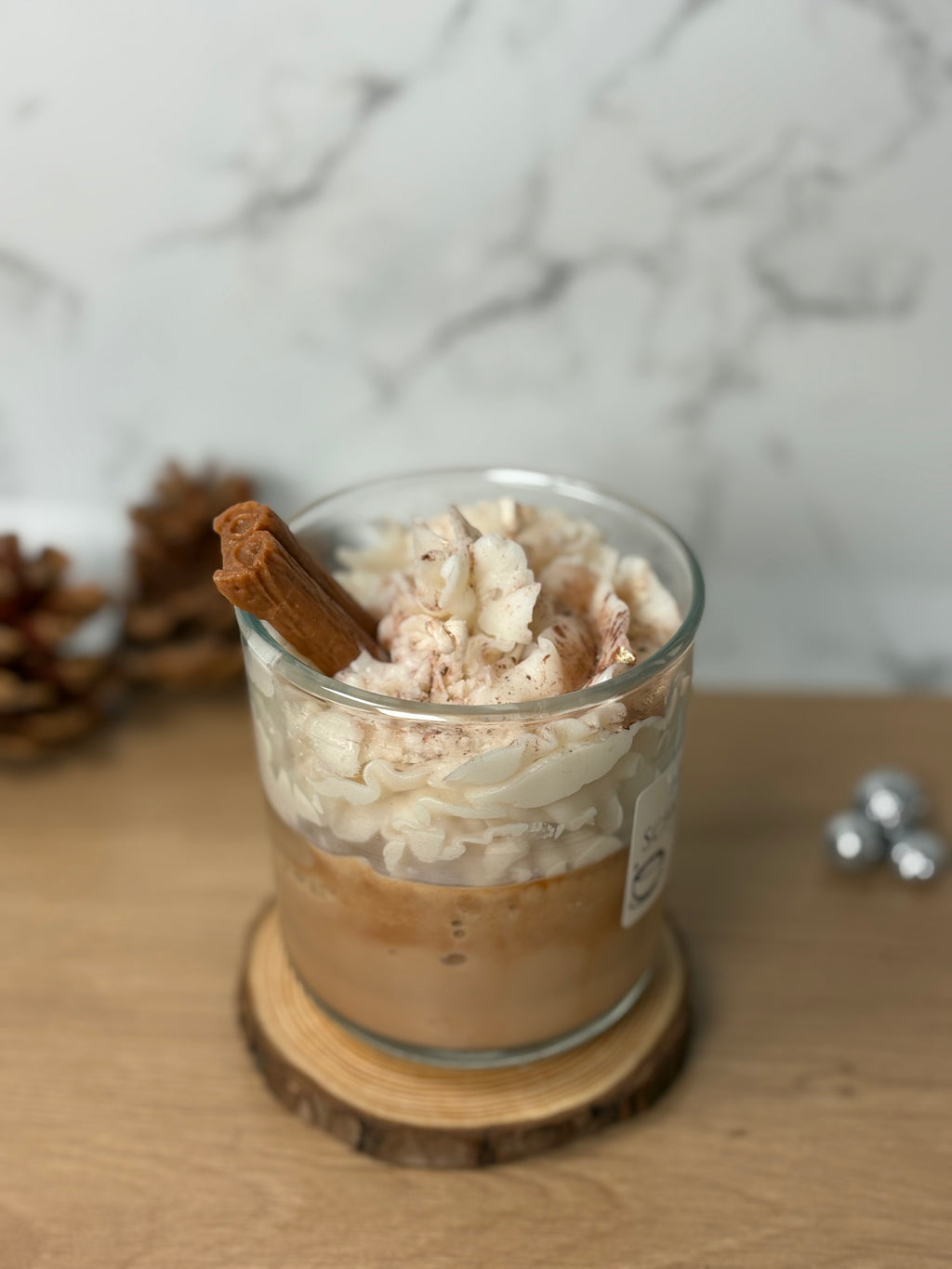 Handgemachte Dessertkerze "Heiße Schokolade" mit Hot Chocolate Duft, realistisch mit Sahne und Zimtstangen-Deko im Glas.