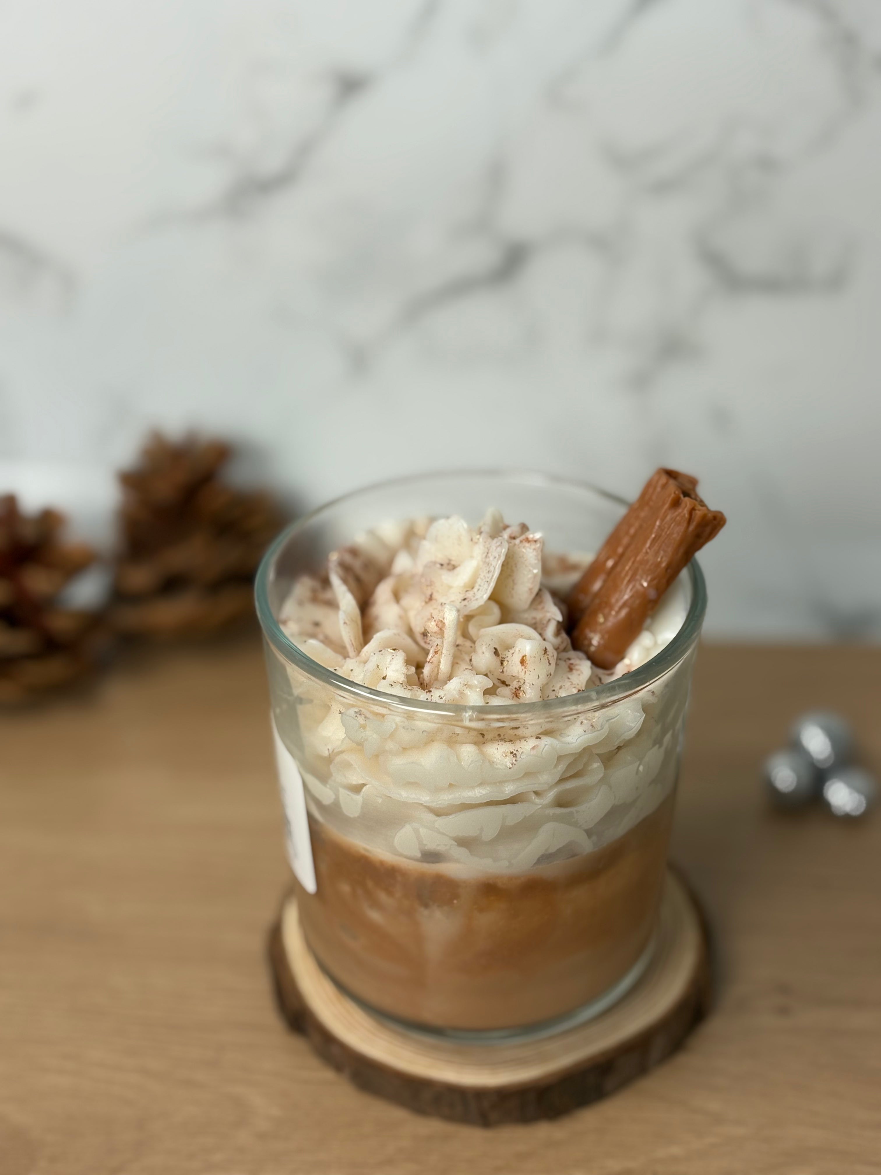 Handgemachte Dessertkerze "Heiße Schokolade" mit Hot Chocolate Duft, realistisch mit Sahne und Zimtstangen-Deko im Glas.
