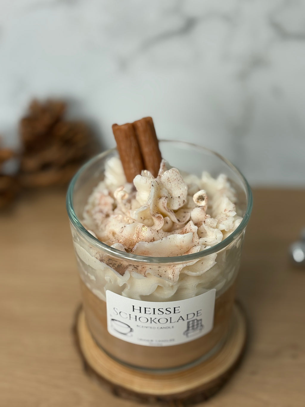 Handgemachte Dessertkerze "Heiße Schokolade" mit Hot Chocolate Duft, realistisch mit Sahne und Zimtstangen-Deko im Glas.