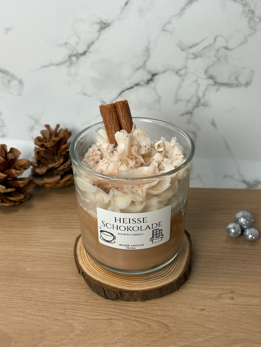 Handgemachte Dessertkerze "Heiße Schokolade" mit Hot Chocolate Duft, realistisch mit Sahne und Zimtstangen-Deko im Glas.