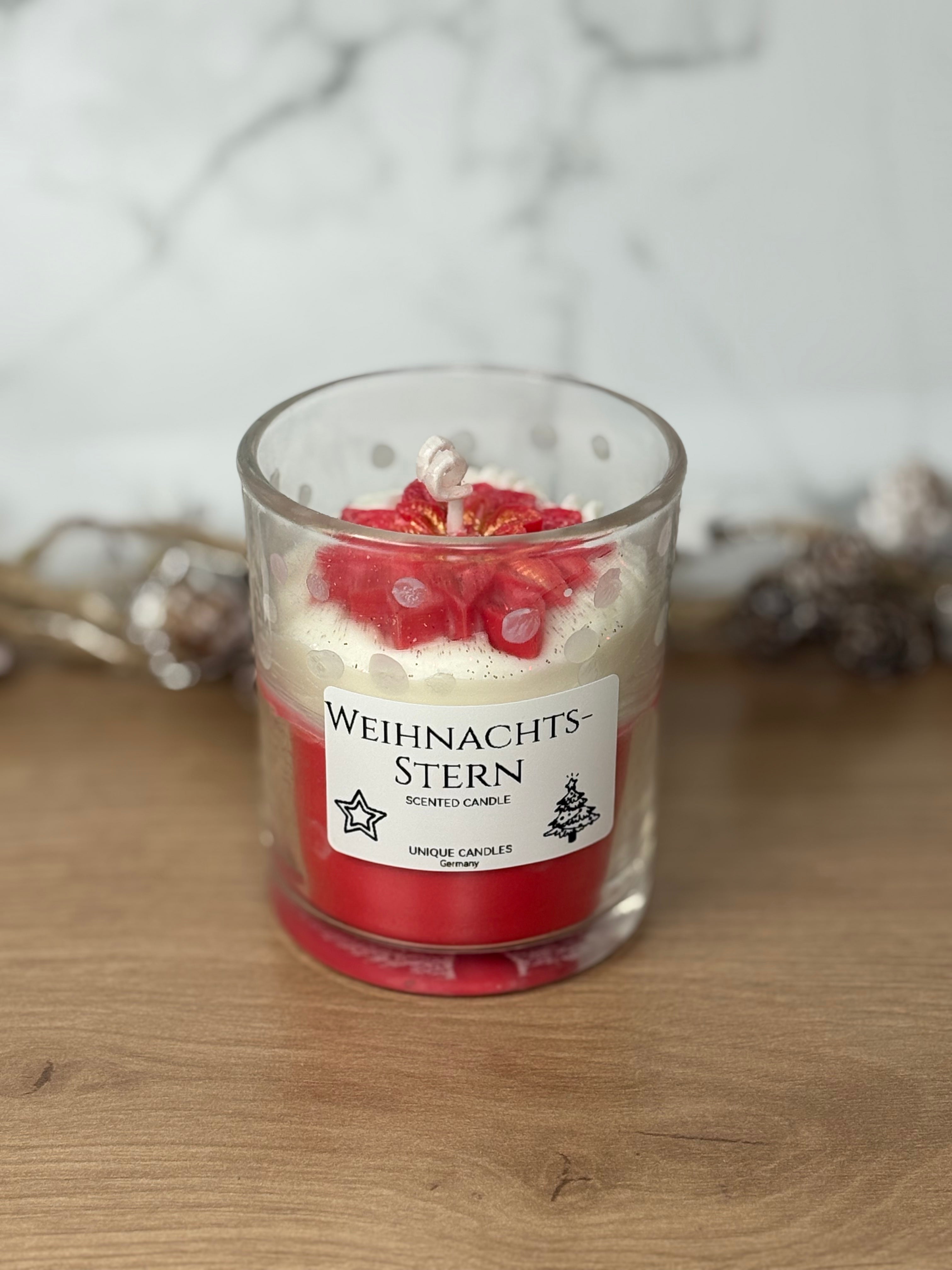 Handgemachte Behälterkerze "Weihnachtsstern" mit Duft "Christmas Spirit", rote Weihnachtsdeko im Glas mit Stern-Aufsatz.