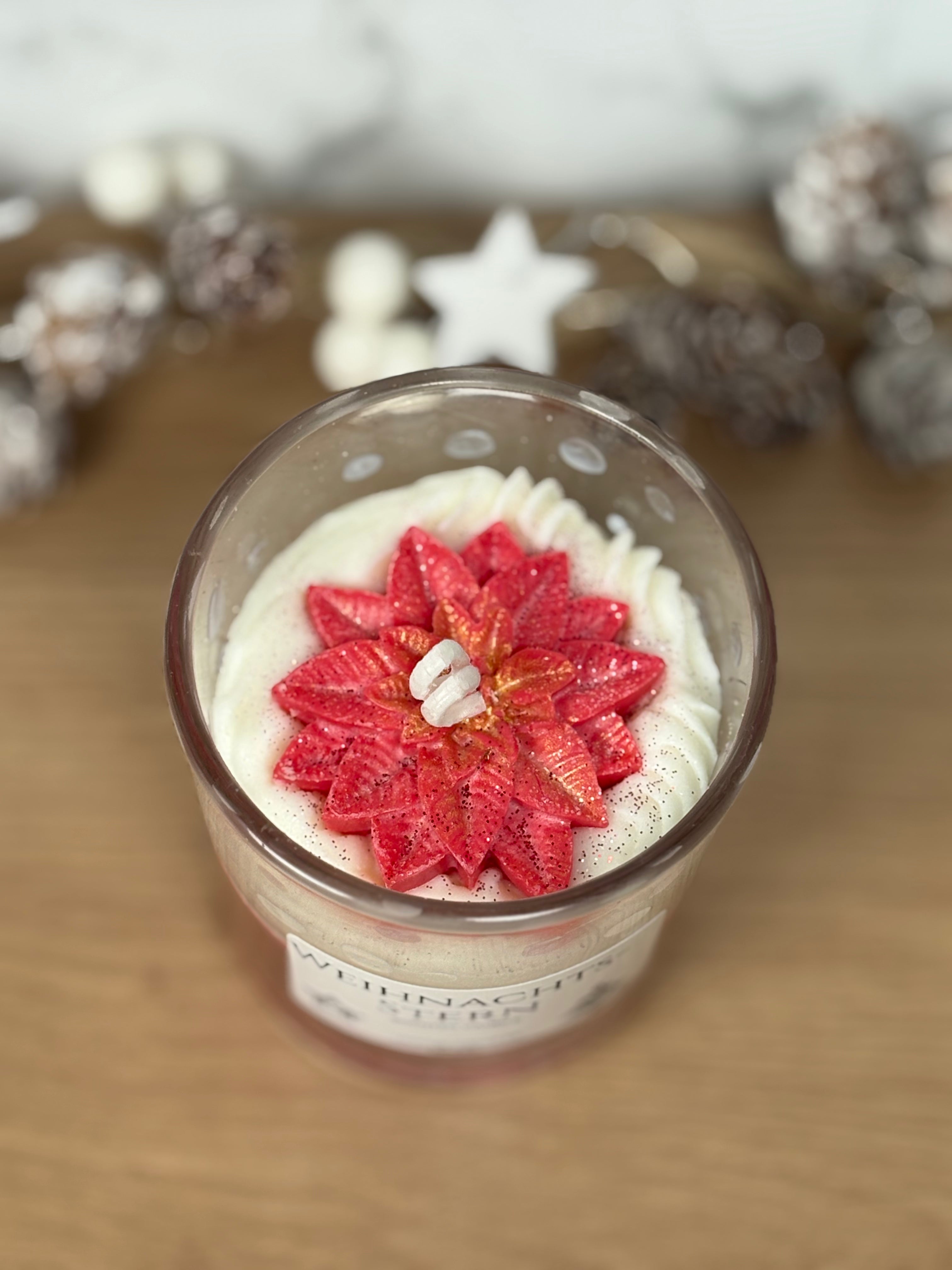 Handgemachte Behälterkerze "Weihnachtsstern" mit Duft "Christmas Spirit", rote Weihnachtsdeko im Glas mit Stern-Aufsatz.