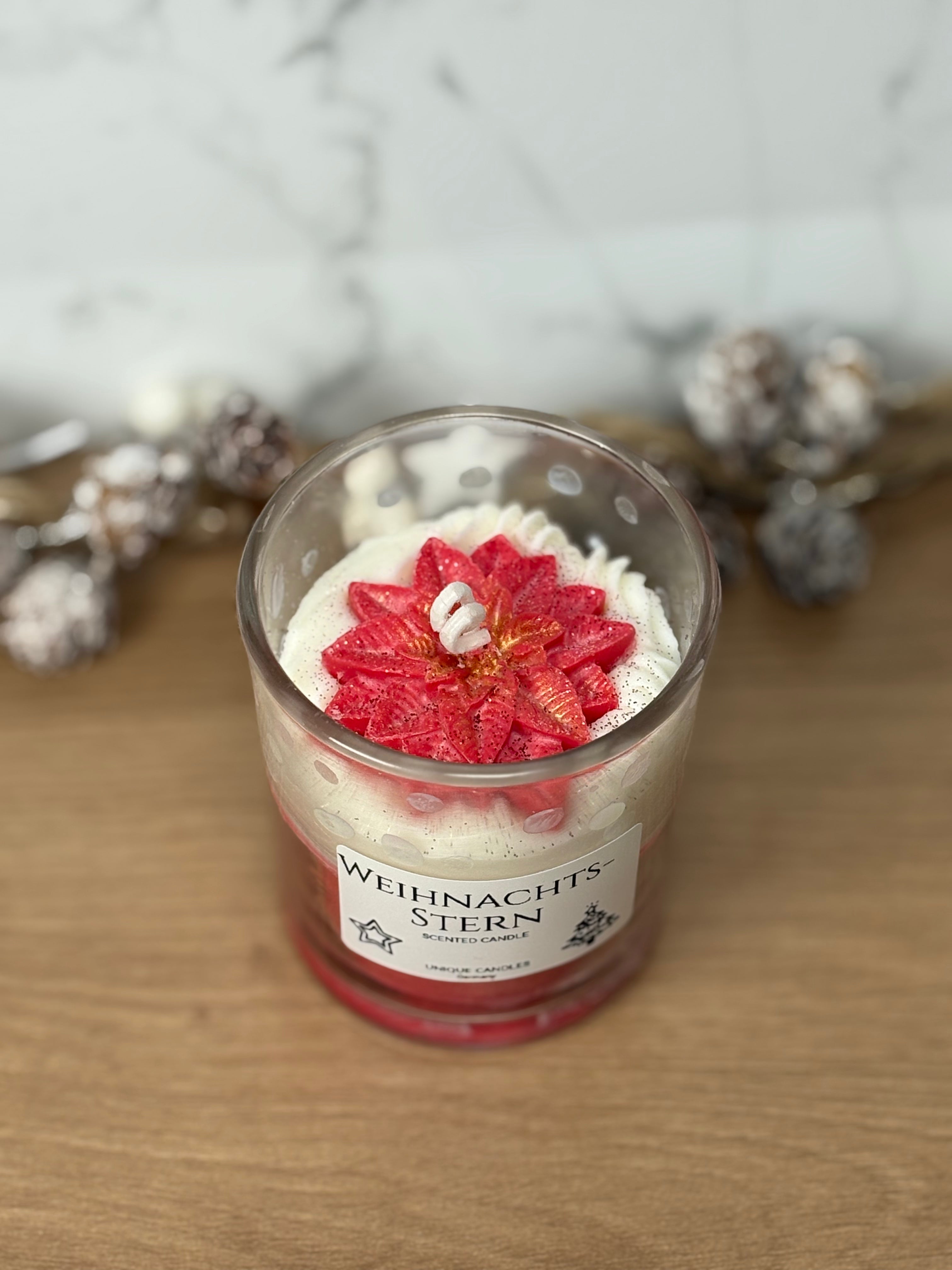 Handgemachte Behälterkerze "Weihnachtsstern" mit Duft "Christmas Spirit", rote Weihnachtsdeko im Glas mit Stern-Aufsatz.