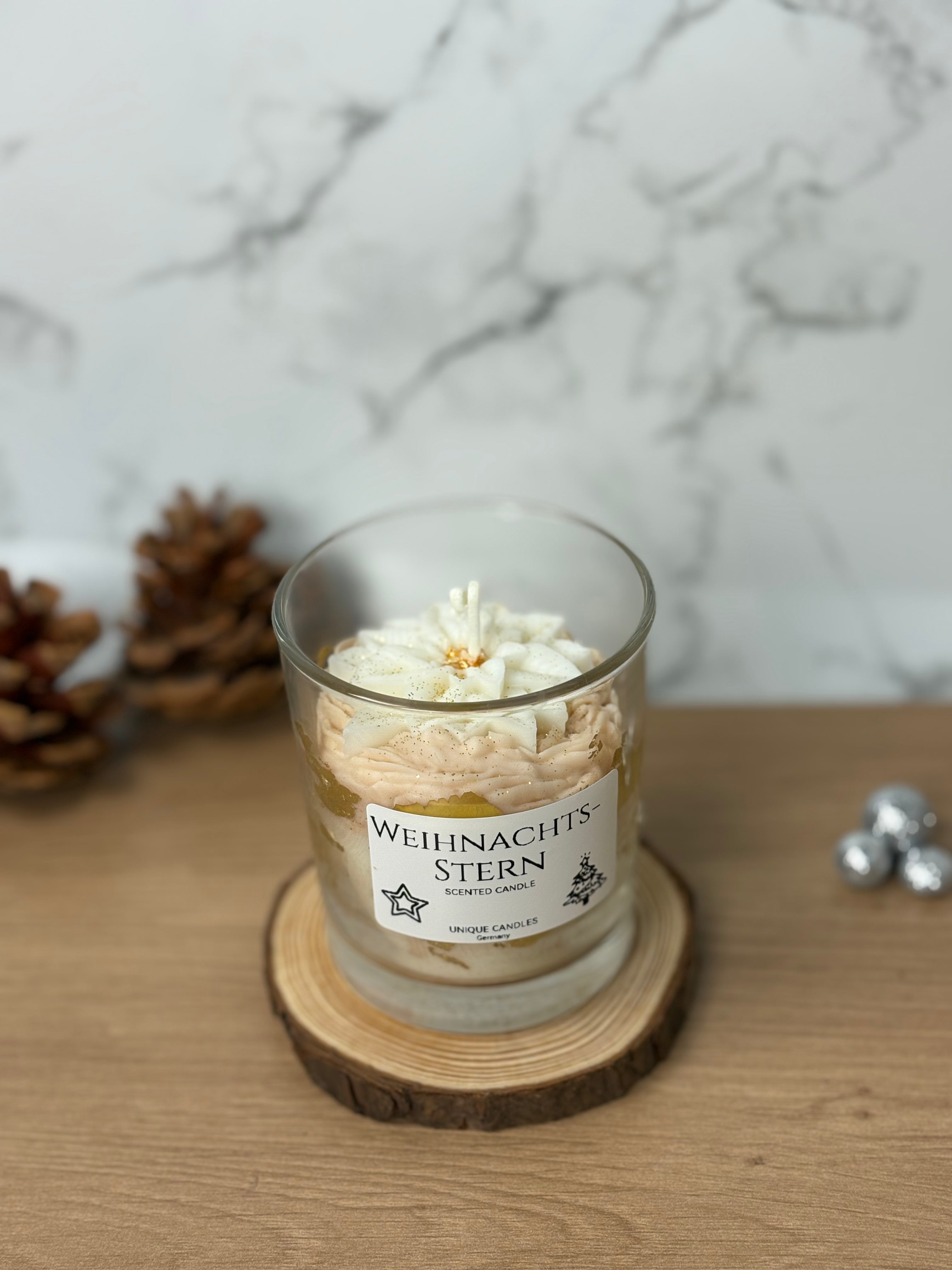 Handgemachte Behälterkerze "Weihnachtsstern" mit Duft "Christmas Spirit", weiße Weihnachtsdeko im Glas mit Stern-Aufsatz.