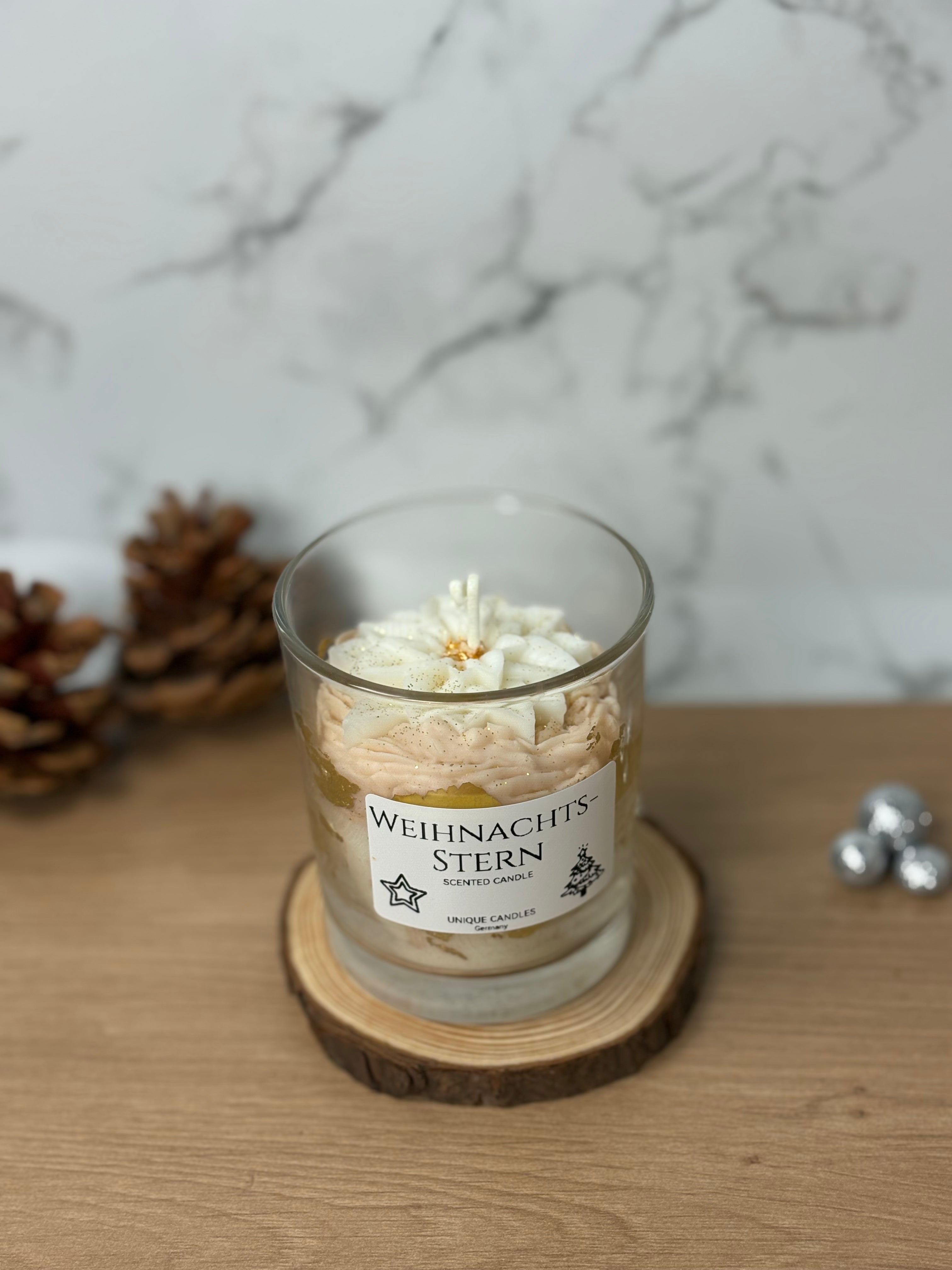 Handgemachte Behälterkerze "Weihnachtsstern" mit Duft "Christmas Spirit", weiße Weihnachtsdeko im Glas mit Stern-Aufsatz.