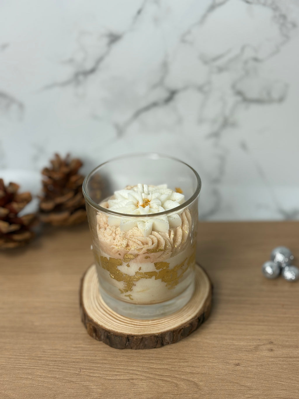 Handgemachte Behälterkerze "Weihnachtsstern" mit Duft "Christmas Spirit", weiße Weihnachtsdeko im Glas mit Stern-Aufsatz.