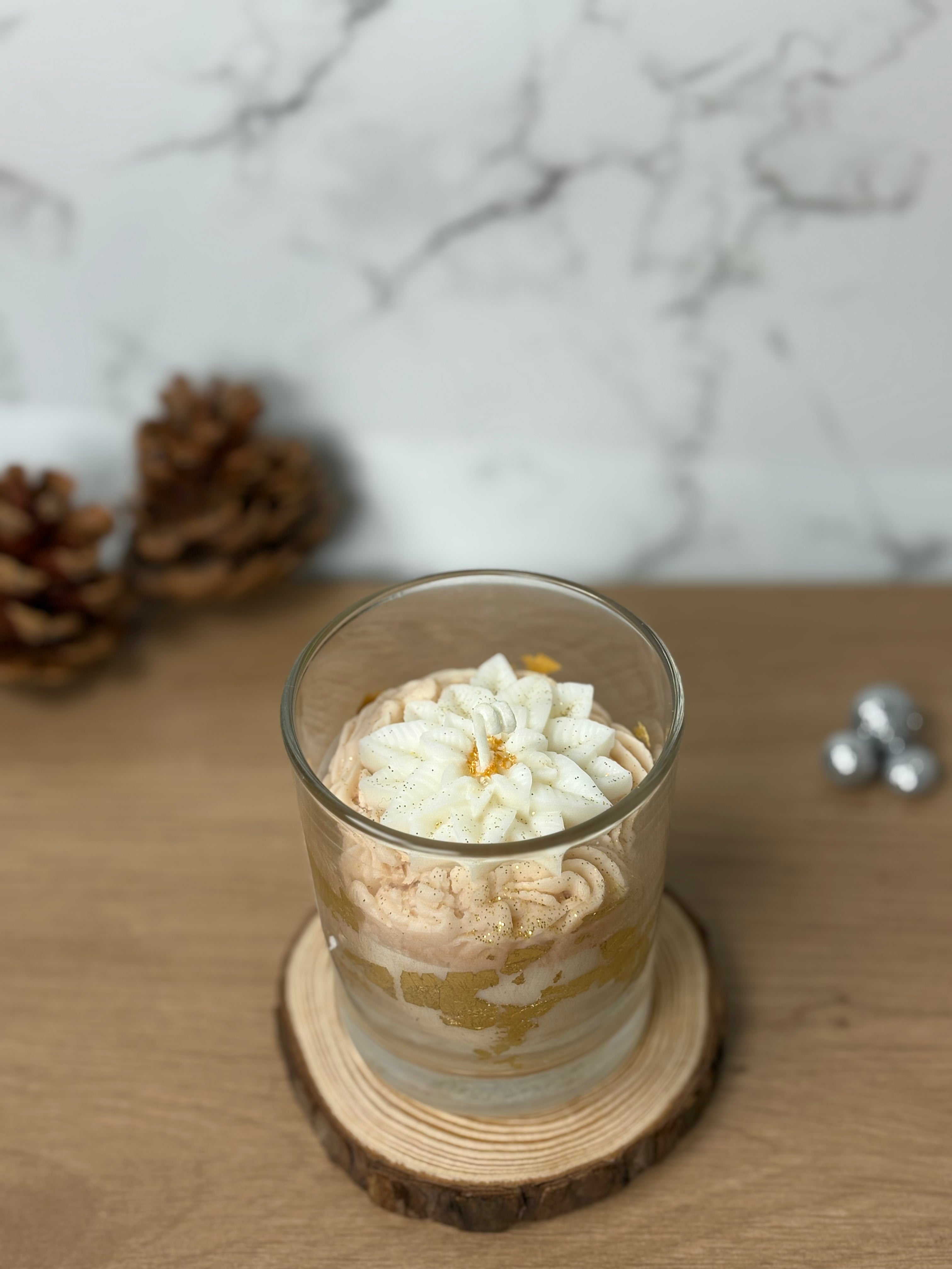 Handgemachte Behälterkerze "Weihnachtsstern" mit Duft "Christmas Spirit", weiße Weihnachtsdeko im Glas mit Stern-Aufsatz.